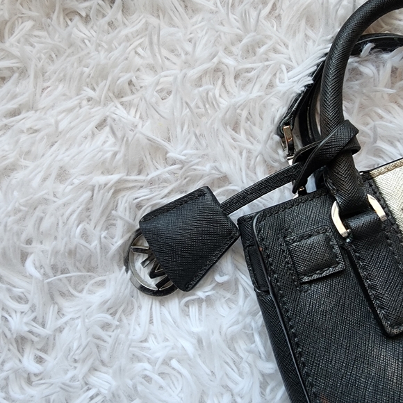 Michael Kors Black and White Crossbody Bag with Sophisticated Design - Picture 4 of 7